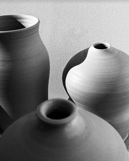 Détails de vases en céramiques réalisés de manière artisanale par l'artiste Pauline Krähenbühl grâce à la technique du tournage.