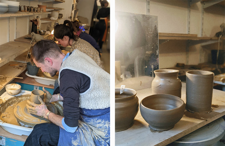 Eleves dans un atelier de poterie, en train de réaliser des pièces en céramique sur le tour.