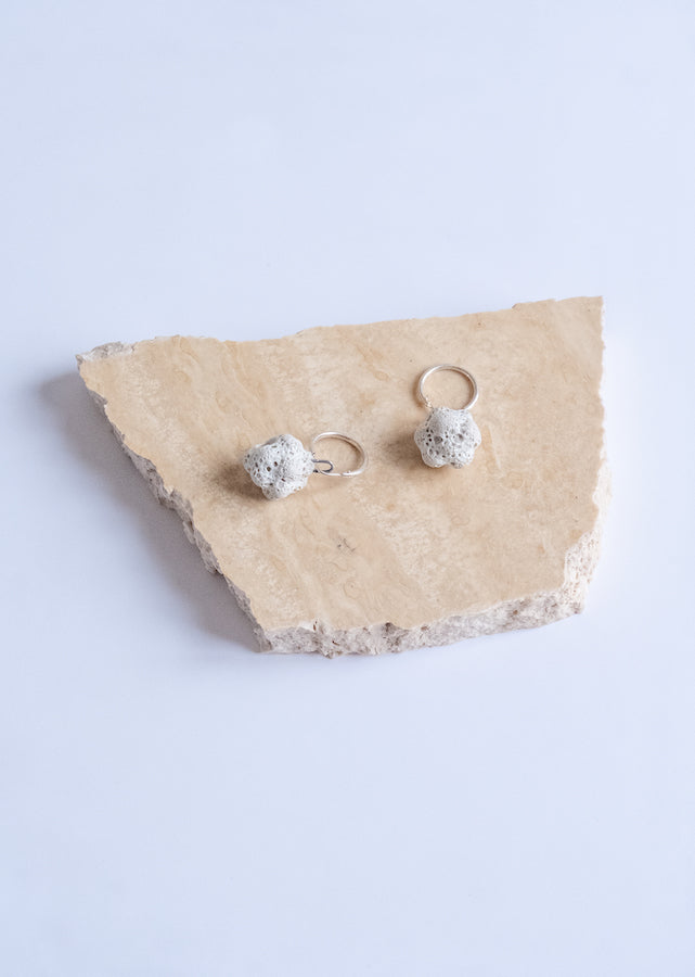 Boucle d'oreille en céramique, cratère blanc