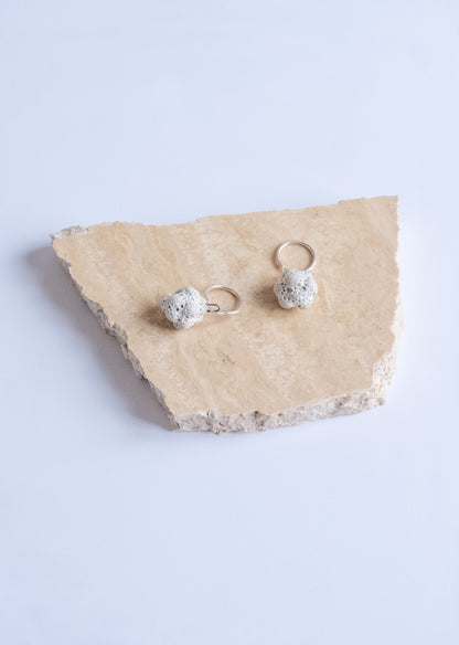 Boucle d'oreille en céramique, cratère blanc