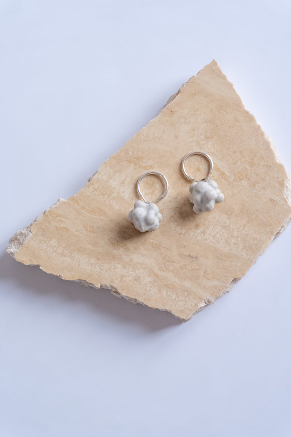 Boucle d'oreille en céramique, blanc mat
