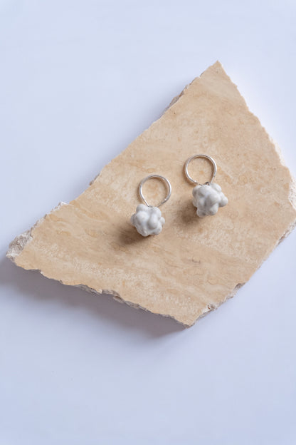 Boucle d'oreille en céramique, blanc mat