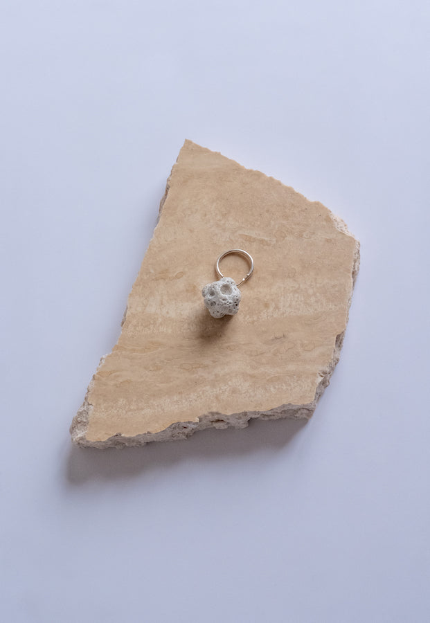 Boucle d'oreille en céramique, cratère blanc
