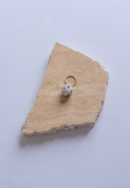 Boucle d'oreille en céramique, cratère blanc