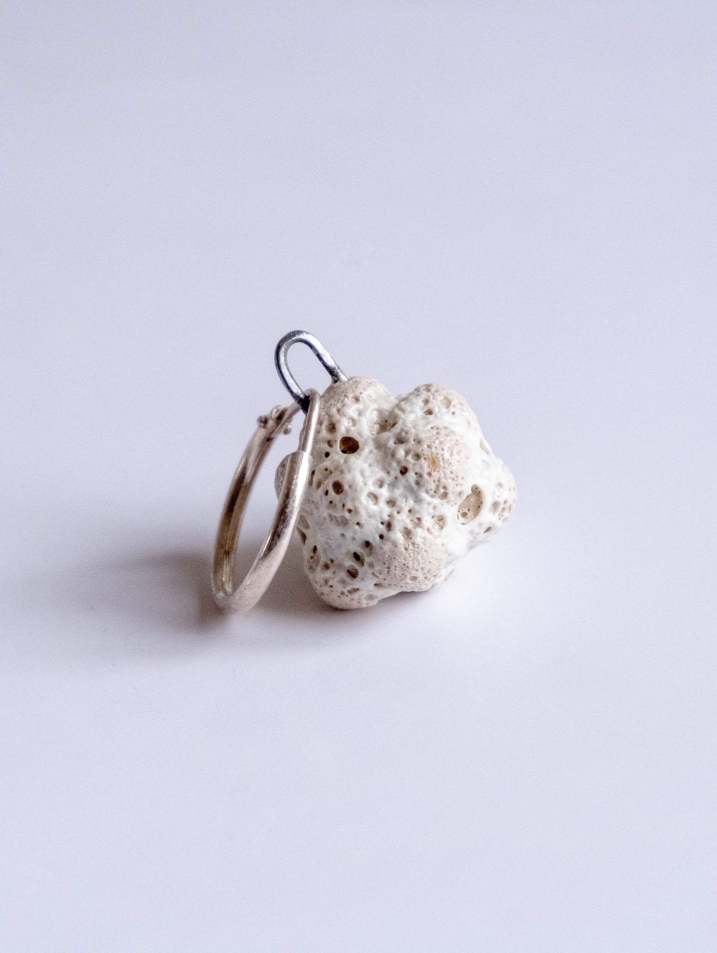 Boucle d'oreille en céramique, cratère blanc