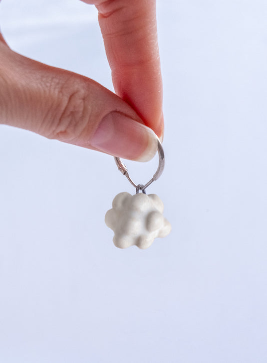 Boucle d'oreille en céramique, blanc mat