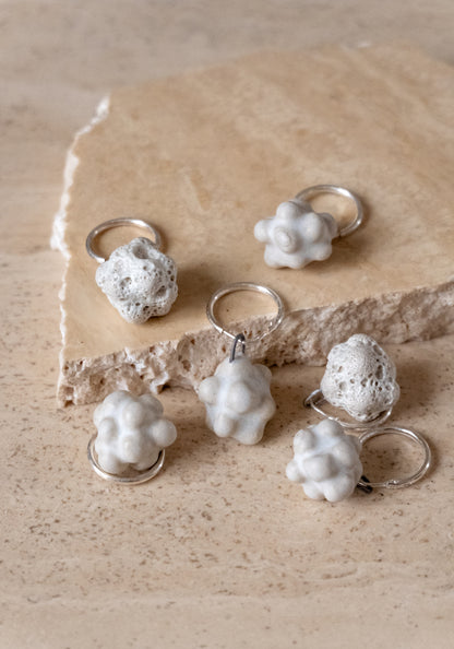 Boucle d'oreille en céramique, cratère blanc