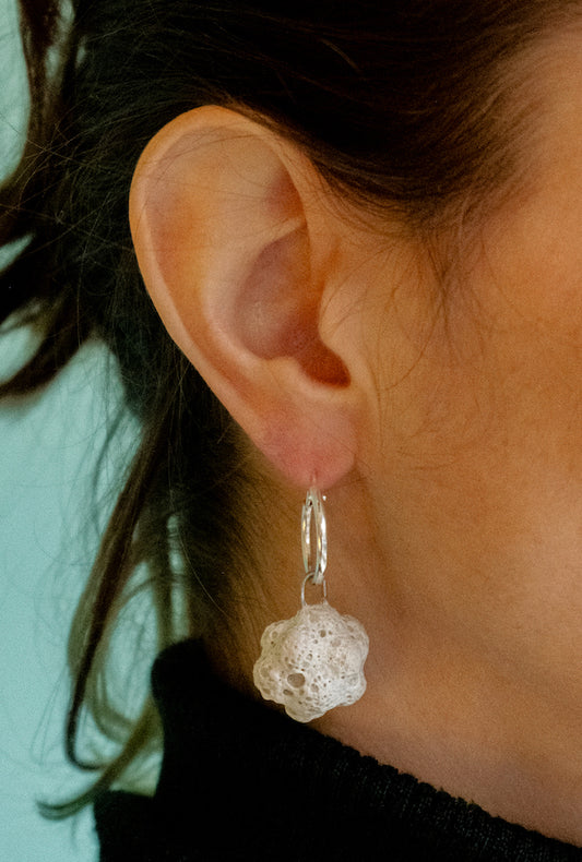 Boucle d'oreille en céramique, cratère blanc