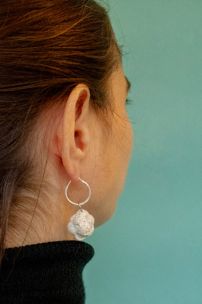 Boucle d'oreille en céramique, cratère blanc